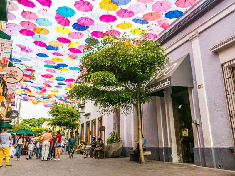 paraguas de colores en Tlaquepaque Jalisco